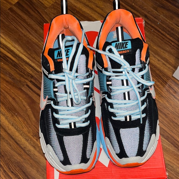 Nike Zoom Vomero 5 . Woman’s Size 8. Good Condition. Extra Laces. - Picture 4 of 8